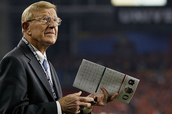 Lou Holtz sounds off again on kneeling during the national anthem