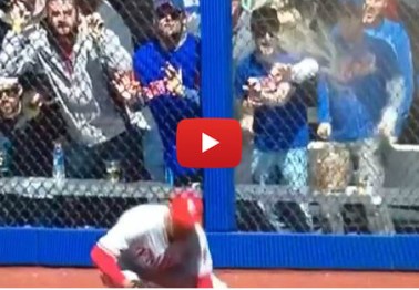 Mets fan throws beer on Phillies outfielder Grady Sizemore