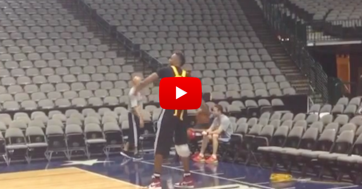 Dwight Howards sees LeBron James’ full-court toss, shows off one with even less effort