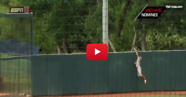 Texas outfielder makes catch at the wall to rob a homer from Oregon State
