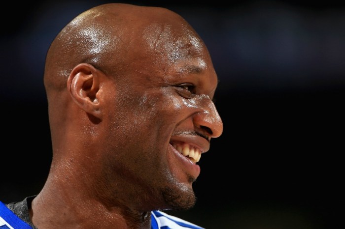 Lamar Odom was removed from a flight, and all signs indicate he’s back to his old ways
