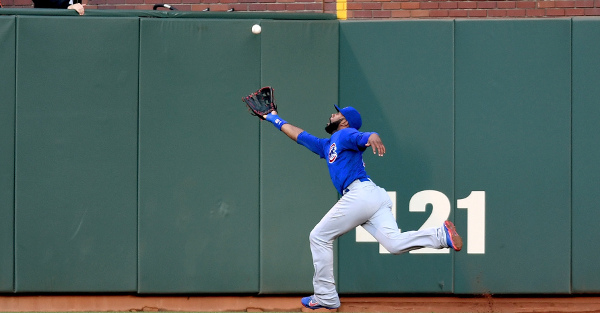 Jason Heyward made a ridiculous catch but it came at the price of his ribs  - FanBuzz