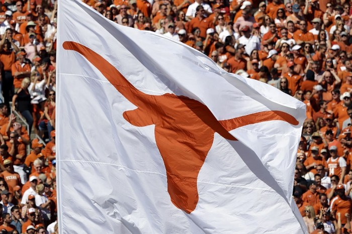 Texas just gave one of its assistants a “record-breaking” contract