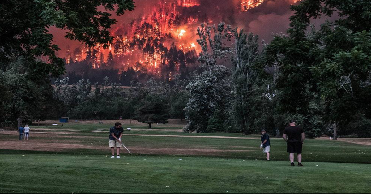 Incredible Photos Show Golfers Playing As Wildfire Rages Behind Them ...