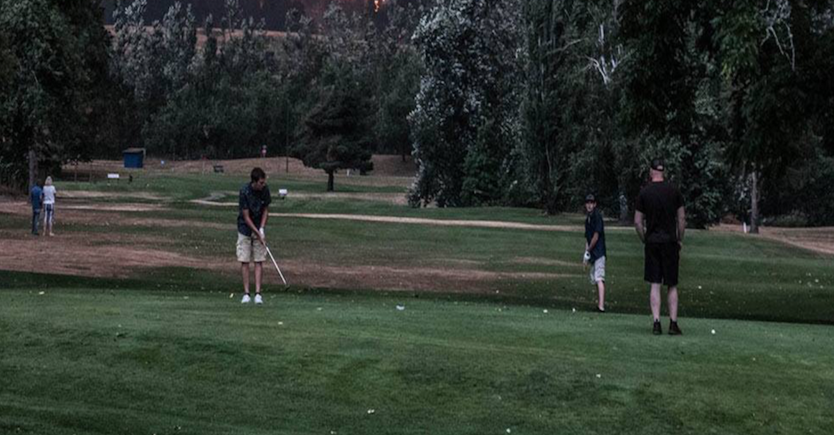 Incredible Photos Show Golfers Playing As Wildfire Rages Behind Them Fanbuzz 6695