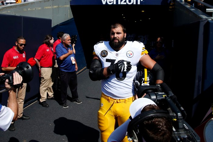 Lone Steeler who stood during protests says it’s ‘unacceptable’ to use him in national anthem debates