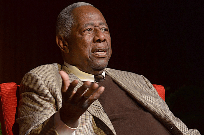 Hank Aaron Hammers Home Support for Athletes Not Attending White House