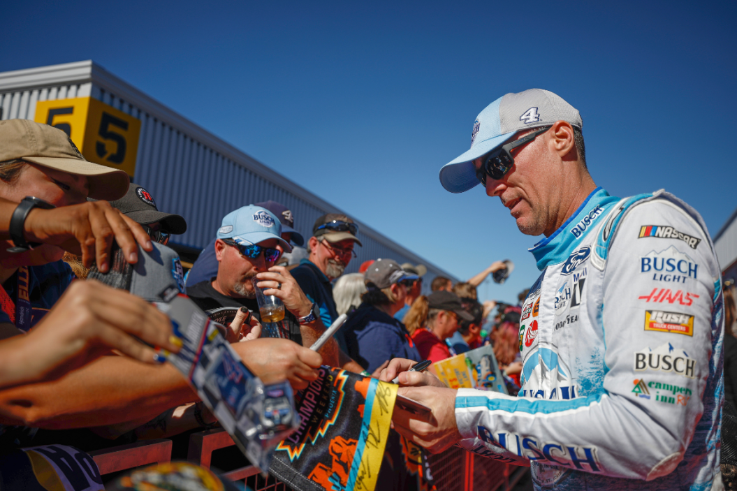 Kevin Harvick signs autographs for NASCAR fans on the red carpet prior to to the NASCAR Cup Series Championship at Phoenix Raceway on November 06, 2022