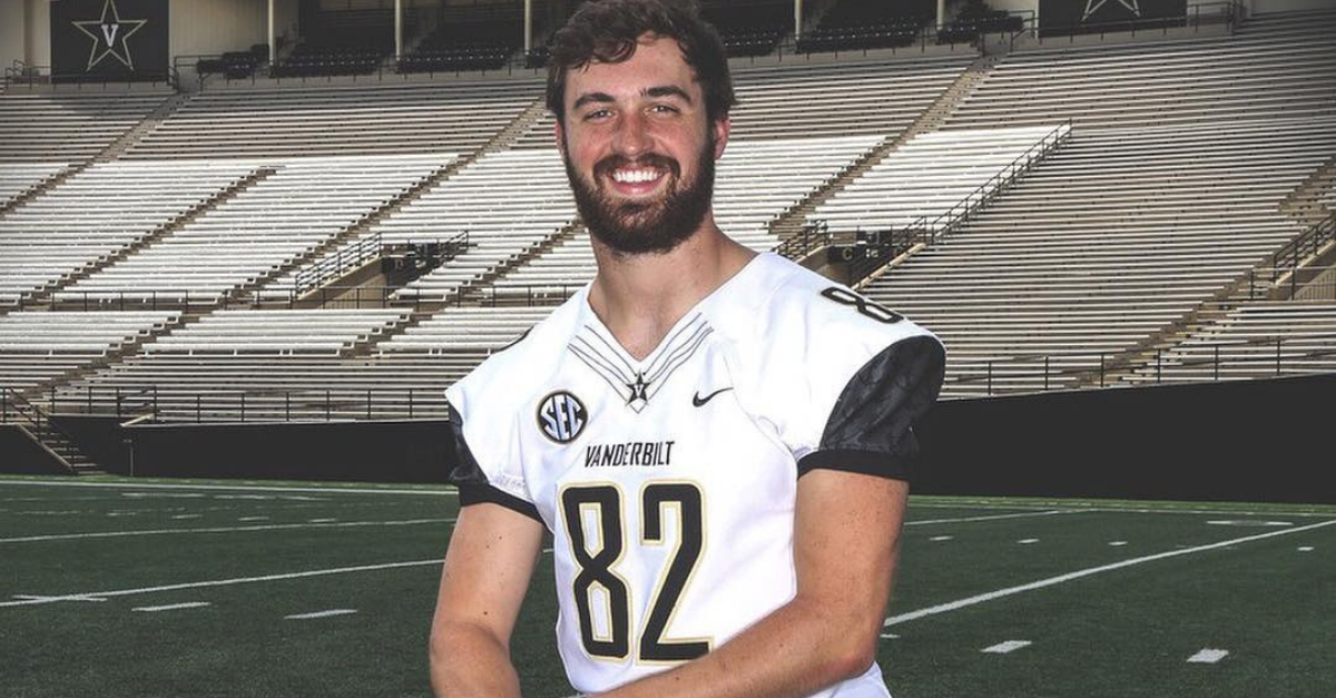 South Carolina team honors teammate who died with Vanderbilt