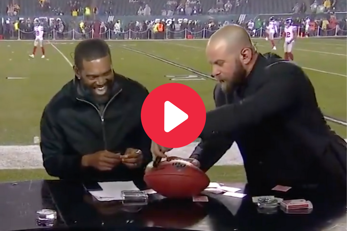 Randy Moss Blows the Gjallarhorn Before MNF Kickoff!