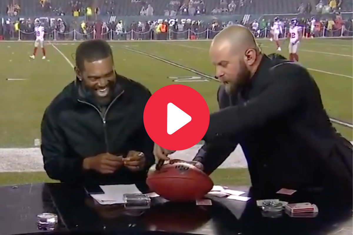 Randy Moss Going Crazy Over Mind-Blowing Magic Trick is Priceless