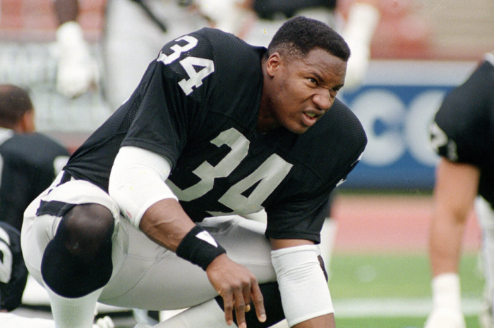 What If Bo Jackson’s Hip Injury Never Happens?