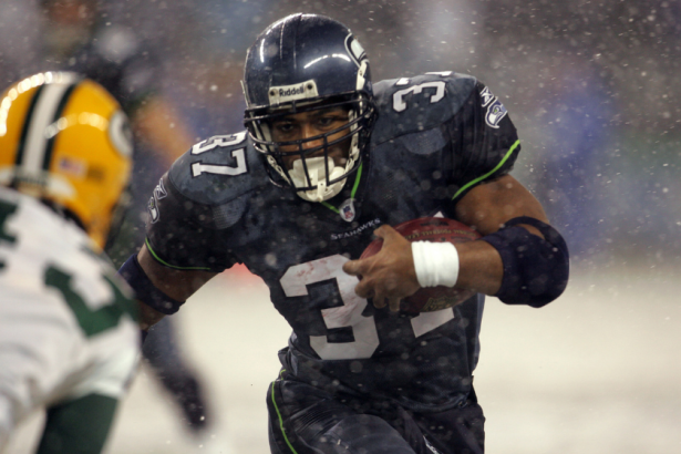 Shaun Alexander runs the ball during a 2006 NFL game.