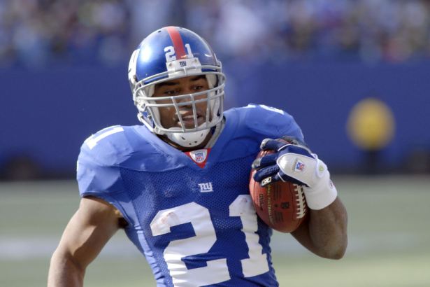Tiki Barber rushes for a touchdown during a 2006 NFL game.