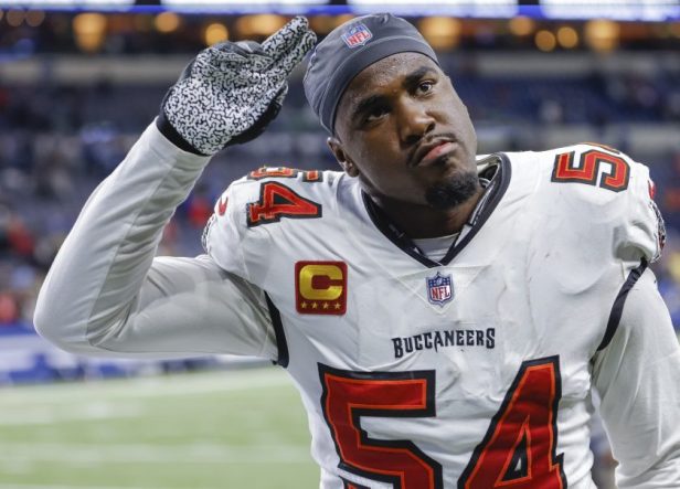 Lavonte David waves after a game against the Colts in 2021.