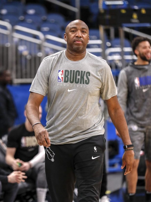 Buck assistant coach Vin Baker during a 2021 NBA game.