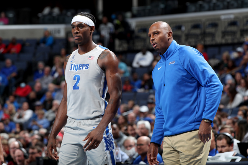 Penny Hardaway talks to a Memphis player during a game stoppage. 
