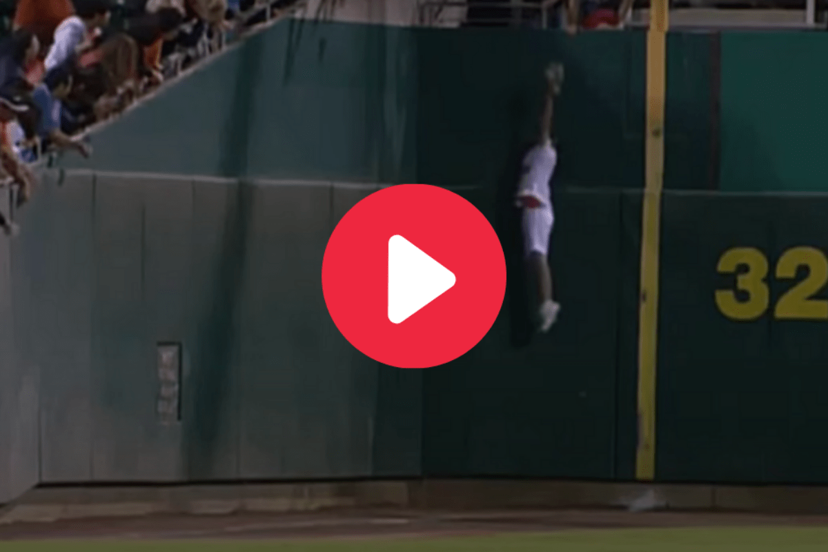 ball-girl-goes-full-spider-man-to-catch-foul-ball-fanbuzz