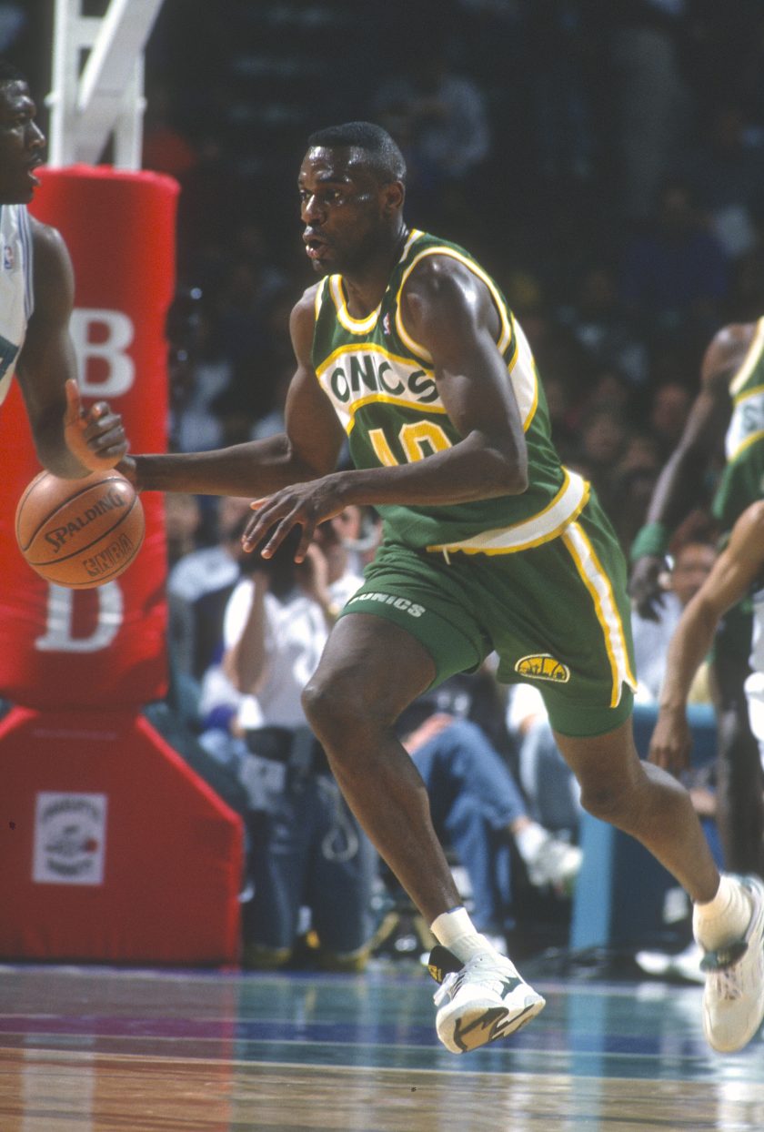 Shawn Kemp dribbles the ball for the Supersonics.
