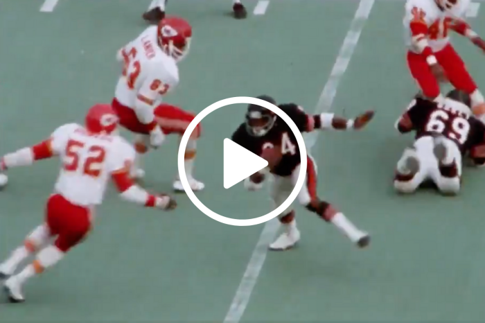 Walter Payton’s “Sweetness” Summed Up in One Incredible Run