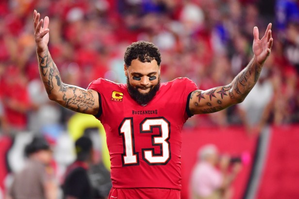 Mike Evans Celebrates Buccaneers Win