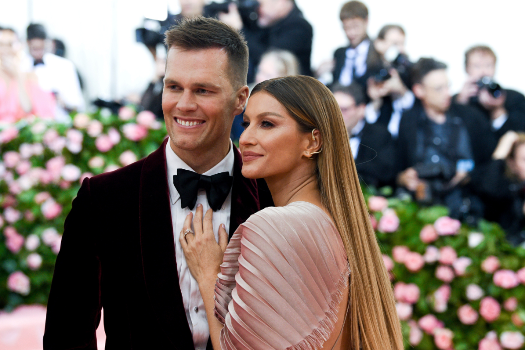 Tom Brady and Gisele Bundchen pose for a picture.