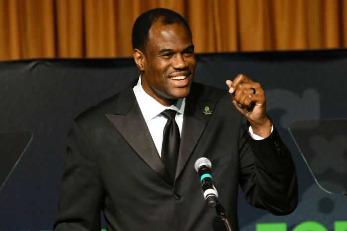 David Robinson Served in the Navy, Then Dominated in the NBA