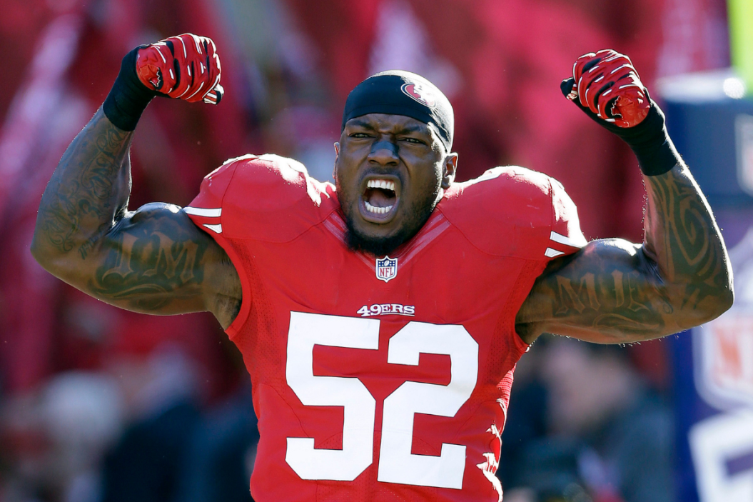 Patrick Willis flexes during a 49ers game.