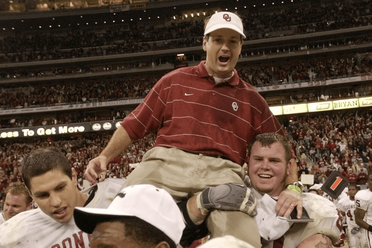 Bob Stoops, Tony Romo Headline 2021 College Football Hall of Fame Class ...