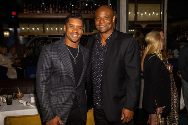Warren Moon poses with Russell Wilson in 2021.