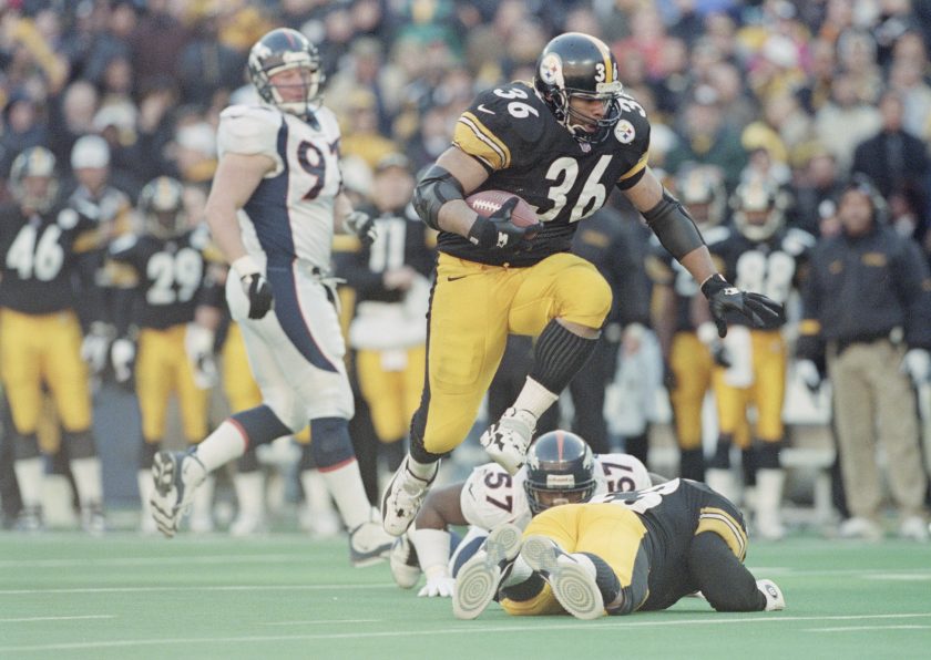 Jerome Bettis runs the ball during a 1988 game.