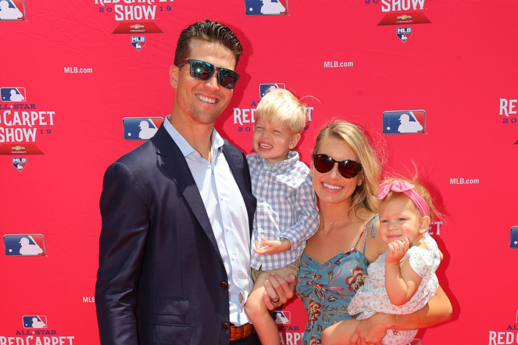 acob deGrom #48 of the New York Mets poses with his wife and kids during the MLB Red Carpet Show