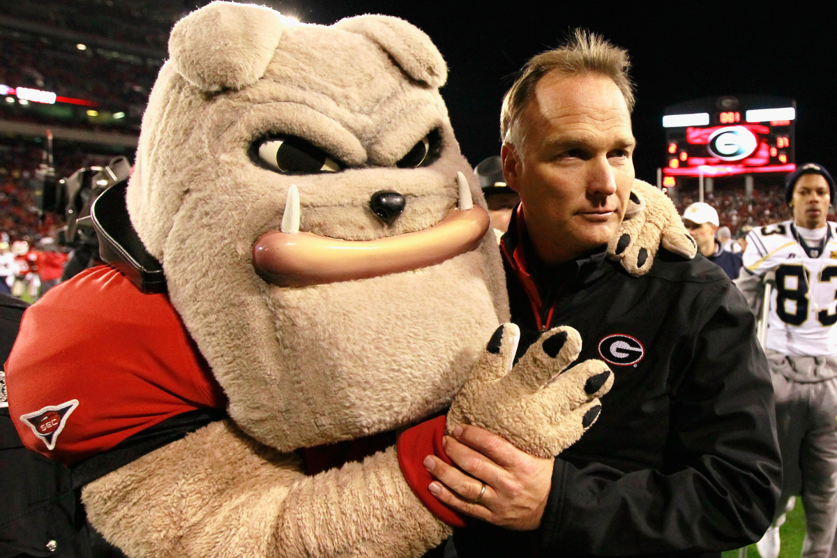 Mark Richt poses with Hairy, the Georgia Bulldogs mascot.