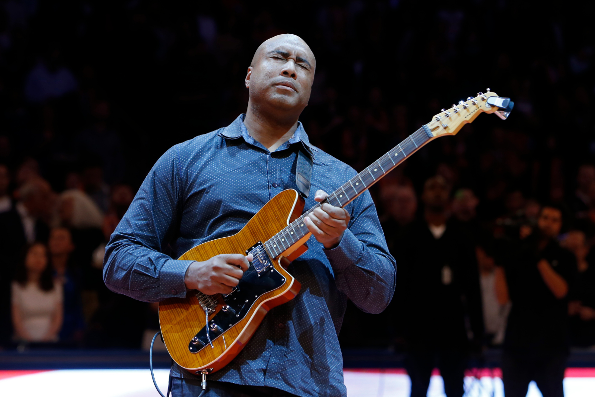 Bernie Williams Gave Up Baseball to Become a Musician - FanBuzz