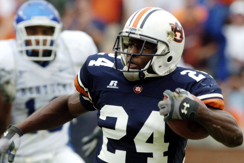 Carnell (Cadillac) Williams rushes away from Kentucky defenders during and Auburn Tigers football game. 