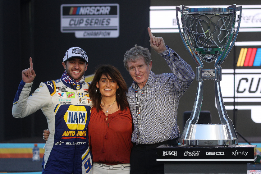 chase elliott cindy elliott and bill elliott pose with 2020 NASCAR Cup Series trophy