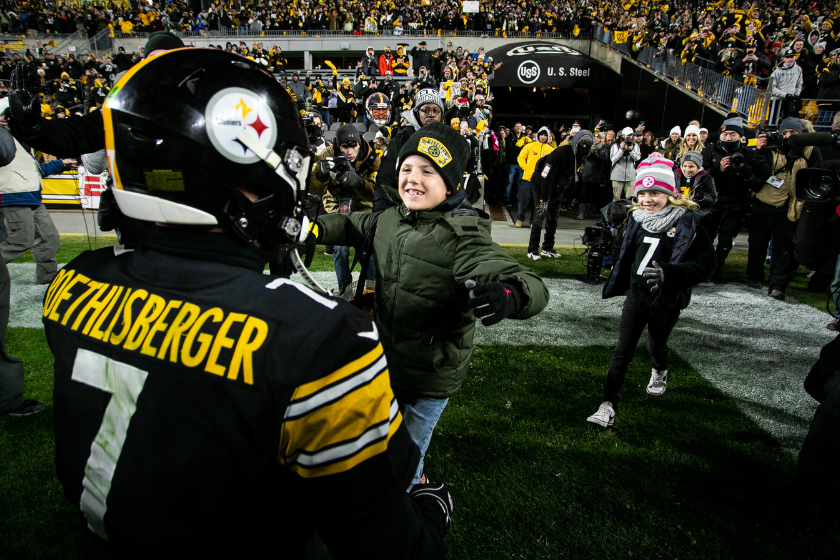 Quarterback Ben Roethlisberger (7) is greeted by his wife and kids on the field after the game against the Cleveland Browns and the Pittsburgh Steelers