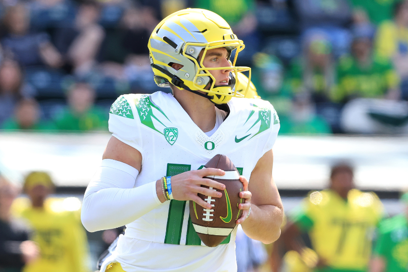 Bo Nix drops back to pass in the Oregon spring game.