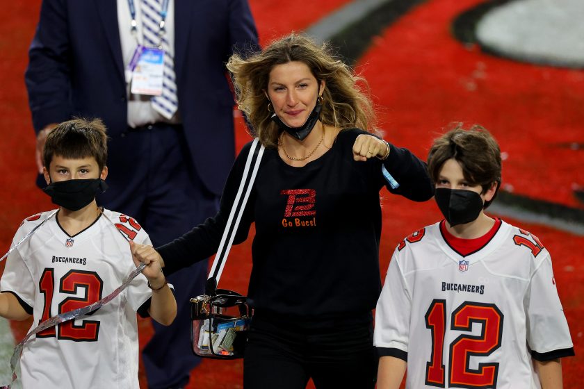 Tom Brady, Gisele Bundchen Kiss in Costa Rica After Super Bowl Loss