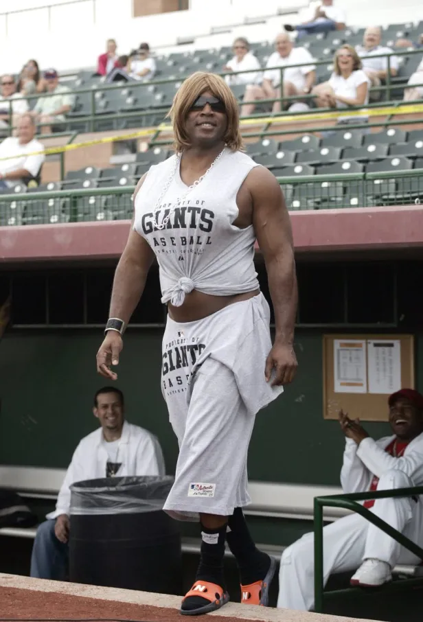 Barry Bonds pretends to be American Idol judge Paula Abdul in 2006.