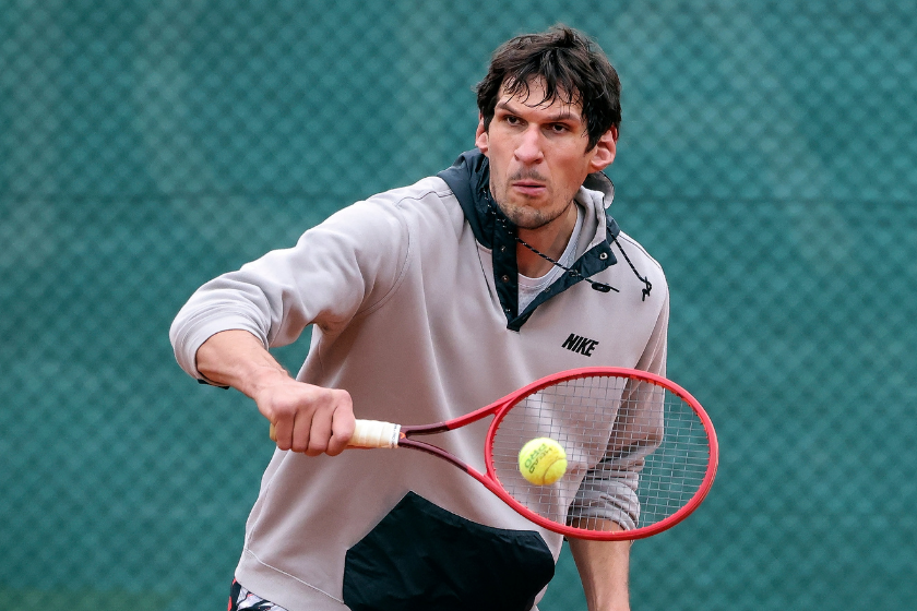 VIDEO: Boban Marjanovic has gigantic hands