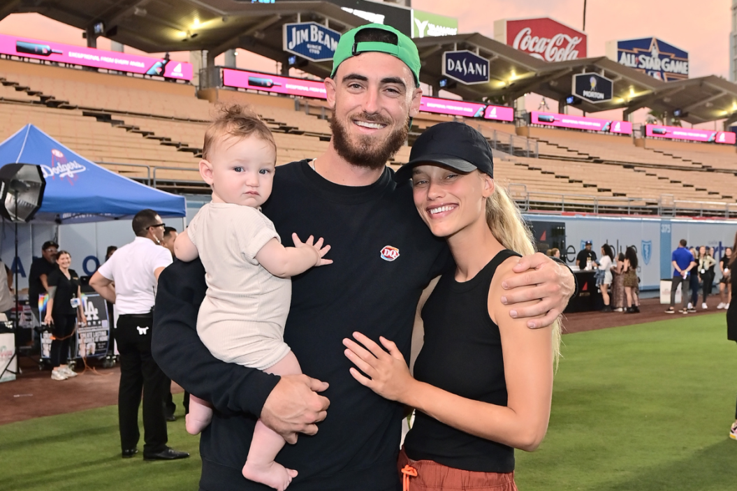 Fans applaud Cody Bellinger's fiancée, Chase, as she shows off her