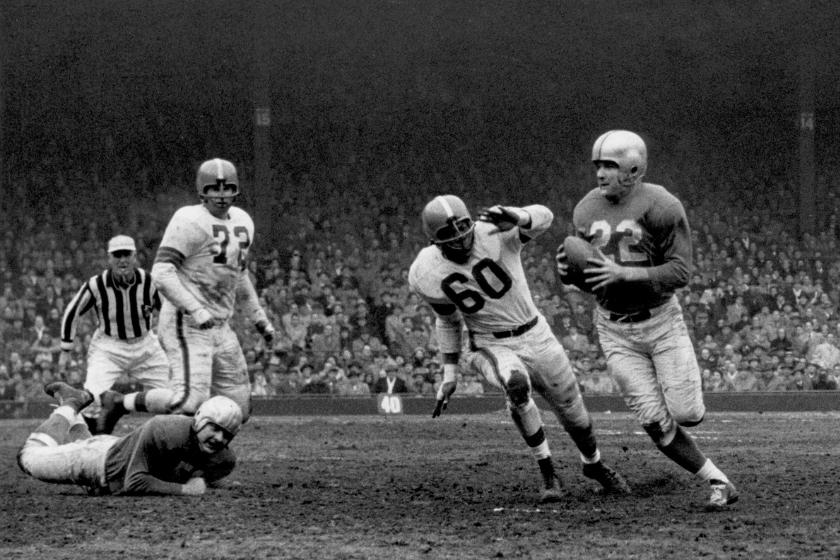 Bbobby Layne runs against the Cleveland Browns.