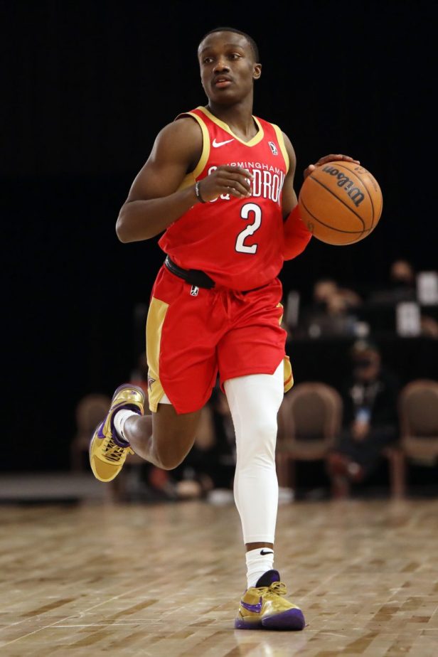 Jared Harper dribble during a G-League game in 2021.