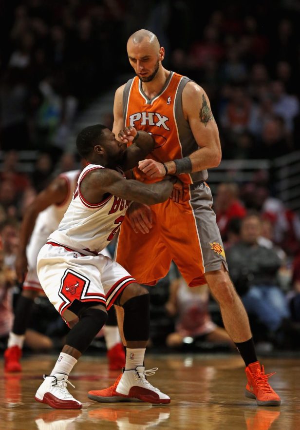 Nate Robinson tries to move Marcin Gortat during a game.