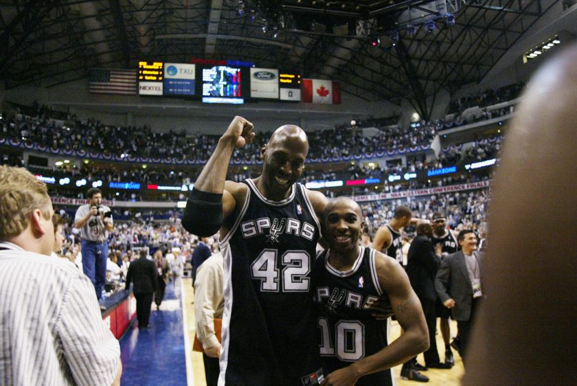 Kevin Willis walks off the court for the Spurs.