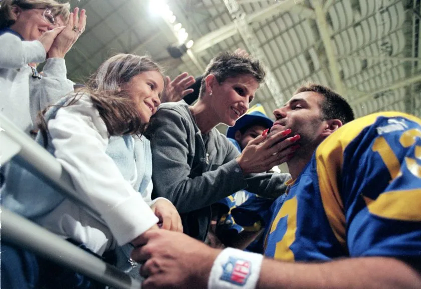Kurt Warner greets wife Brenda during the game against Cleveland Browns at the Trans World Dome.