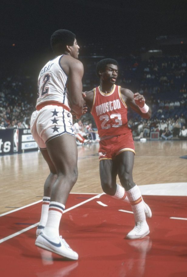 Calvin Murphy plays offense in 1973.