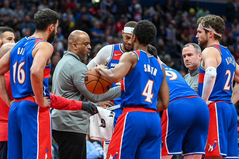 Wes Unseld JR. instructs his team in the middle of a game against the Dallas Mavericks.