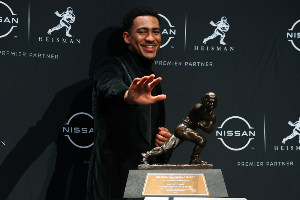 Alabama quarterback Bryce Young does the Heisman pose with the trophy after winning the Heisman Trophy at the press conference at the Marriott Marquis